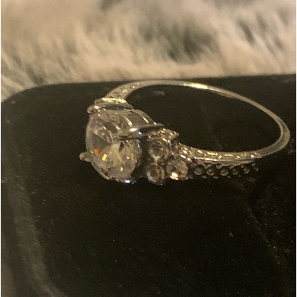 ❤️BEAUTIFUL ENGAGEMENT RING W/SILVER BAND SZ 8.5❤️ - Picture 4 of 9